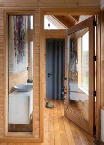 a bathroom with a glass door and a sink at Chiloe Vista Impactante in Rilán