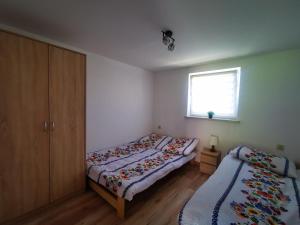 Postel nebo postele na pokoji v ubytování Apartamenty w dolinie 665-733-924