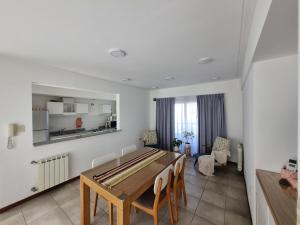 Posezení v ubytování Amplio Departamento de dos habitaciones zona Hospital by Lofter + 14 fotografií