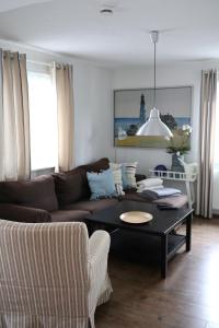 a living room with a couch and a coffee table at Ferienwohnung am Brunnen in Titisee-Neustadt
