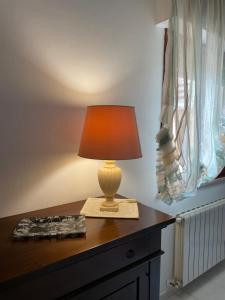 a lamp sitting on top of a wooden table at Casa Matilde in Sestu