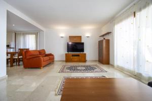 a living room with a couch and a television at La Recoleta ID198 in Cabo Roig