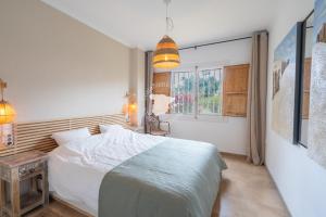 a bedroom with a white bed and a window at Apartamento Margarita in Aduanas