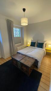 um quarto com uma cama e uma mesa em cima em Apartment BA123 em Hamburgo