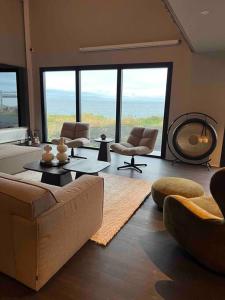 Posezení v ubytování Ocean View Suite