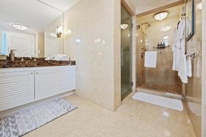 フォート・ローダーデールにあるRitz-Carlton Luxury Oceanfront 2BR on 16th Floorのバスルーム(ウォークインシャワー、シンク付) +20枚の写真