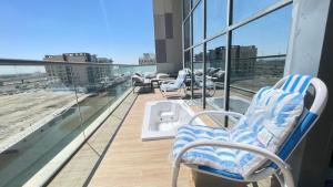 Apartment in Abu Dhabi for rent的阳台或露台