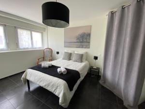 Un dormitorio con una cama con dos toallas encima. en ZER GOCHOA, en Cambo-les-Bains