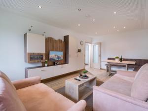 Posezení v ubytování Ferienwohnanlage Oberaudorf F3 mit Hallenbad und Sauna