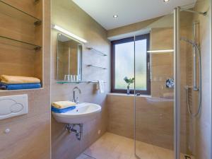 Koupelna v ubytování Ferienwohnanlage Oberaudorf F3 mit Hallenbad und Sauna