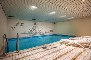 Bazén v ubytování Ferienwohnanlage Oberaudorf F3 mit Hallenbad und Sauna nebo v jeho okolí