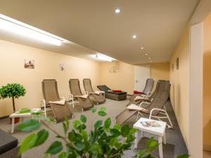 Posezení v ubytování Ferienwohnanlage Oberaudorf F3 mit Hallenbad und Sauna