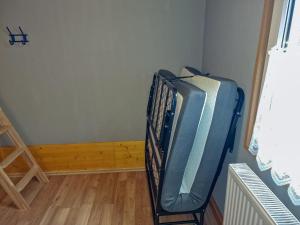 a room with a tv in the corner of a room at Großes Mobilheim 1001 in Nideggen