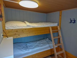 a bedroom with two bunk beds in a room at Großes Mobilheim 1001 in Nideggen