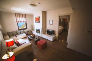 ein Wohnzimmer mit Sofa und Fernseher in der Unterkunft Portaria Hotel in Portaria + 48 Fotos