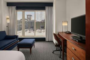 TV a/nebo společenská místnost v ubytování Courtyard by Marriott Halifax Downtown