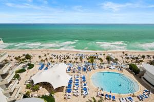 フォート・ローダーデールにあるRitz-Carlton Luxury Oceanfront 2BR on 16th Floorのプールとビーチの空中を望む