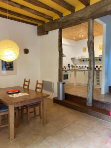 Η κουζίνα ή μικρή κουζίνα στο Les Galets - Converted barn near the Pyrenees