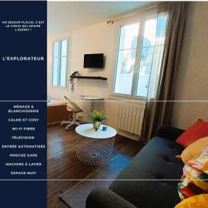 トゥールにあるL'Explorateur - Gare - Cozy - Wifi - TVのソファとテーブルのあるリビングルーム
