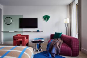 TV a/nebo společenská místnost v ubytování Kimpton Main Frankfurt by IHG