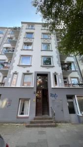 um edifício branco com uma porta em frente em Apartment BA123 em Hamburgo