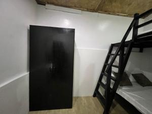 Palanda nebo palandy na pokoji v ubytování AA Hostel