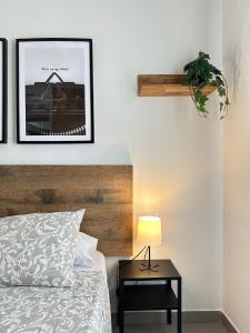 una camera da letto con un letto e un tavolo con una lampada di Apartamentos Vernia 5-19 a Xàtiva