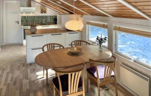 Η κουζίνα ή μικρή κουζίνα στο Holiday Home Plutovej