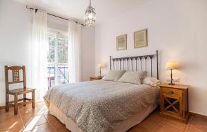 Ένα ή περισσότερα κρεβάτια σε δωμάτιο στο 2 Bedroom Amazing Apartment In Torrox