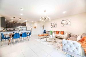 Designer Decorated - 3 Bedroom NEAR DISNEY في كيسيمي: غرفة معيشة بها أريكة وطاولة