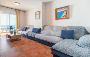 una sala de estar con un sofá y una mesa en Cozy Apartment In Carboneras, en Carboneras