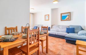 una sala de estar con una mesa y un sofá en Cozy Apartment In Carboneras, en Carboneras