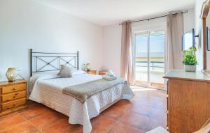 Un dormitorio con una cama y una ventana grande. en Cozy Apartment In Carboneras, en Carboneras 10 fotos más