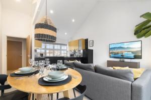 a living room with a table and a couch at The Palm- City Centre 2 Bed, Sleeps 7, Netflix in Leicester