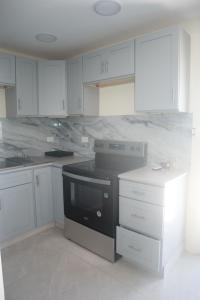 Panoramic Ocean View Flat-St Maarten的厨房或小厨房