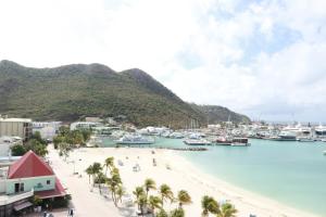 菲利普斯堡Panoramic Ocean View Flat-St Maarten的海滩上的船只