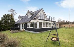 Un jardín fuera de Nice Home In Løgstrup With Wifi