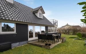 Un jardín fuera de Nice Home In Løgstrup With Wifi