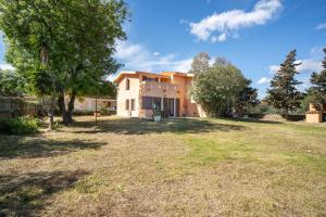 ブドーニにあるAppartamenti Lu Nibaruの前に広い庭がある家