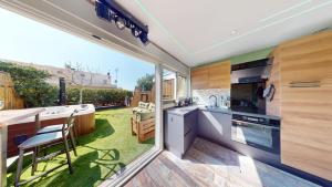 Kuchyň nebo kuchyňský kout v ubytování Villa Désir Village Naturiste Jardin et Jacuzzi