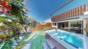 Bazén v ubytování Villa Désir Village Naturiste Jardin et Jacuzzi nebo v jeho okolí