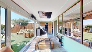 TV a/nebo společenská místnost v ubytování Villa Désir Village Naturiste Jardin et Jacuzzi