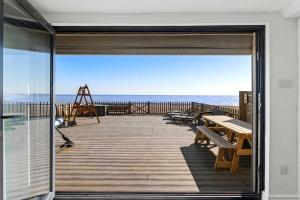 Balkón nebo terasa v ubytování Family Beachfront Bliss Sleeps 10
