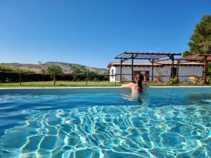 Bazén v ubytování Agriturismo Essentia dimora rurale nebo v jeho okolí