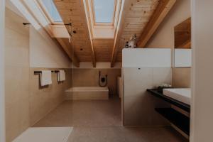 a bathroom with a sink and a bath tub at Hofstatt Salzburg - Ferienwohnung in Söllheim +12 photos