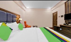 范兰德凡Hotel Light House Urban Silverkey -Free unlimited 5g internet, in house parking- Fully AC - Near Prem Mandir的一间卧室配有一张带彩虹床罩的床 更多1张照片
