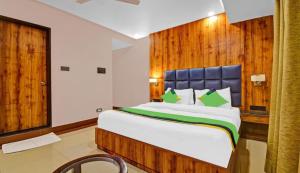 范兰德凡Hotel Light House Urban Silverkey -Free unlimited 5g internet, in house parking- Fully AC - Near Prem Mandir的卧室里有一张带蓝色床头板的大床