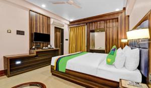范兰德凡Hotel Light House Urban Silverkey -Free unlimited 5g internet, in house parking- Fully AC - Near Prem Mandir的配有床和电视的酒店房间