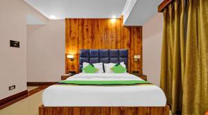 范兰德凡Hotel Light House Urban Silverkey -Free unlimited 5g internet, in house parking- Fully AC - Near Prem Mandir的卧室里有一张带木质床头板的大床
