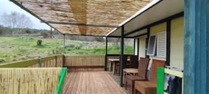 Balkón nebo terasa v ubytování Chalets dans le Luberon + 7 fotografií